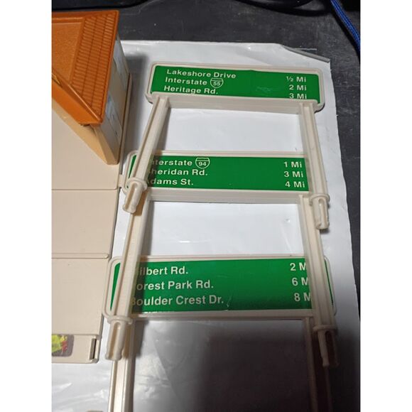 Hot Wheels Mattel Deluxe Lot Buildings Signs & More - Picture 3 of 14